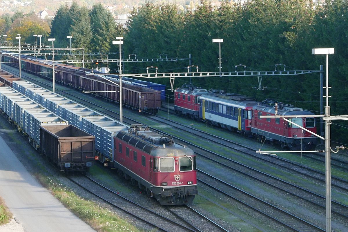 Feiertagsruhe am 01.11.2018 auf den Gleisen bei der Schweizer Zucker AG in Frauenfeld. Re 620 054-7 und der zwischen zwei unerkannt gebliebenen Re 4/4 abgestellte RBe 540 074-2 des 'Verein Depot und Schienenfahrzeuge Koblenz' (DSF).