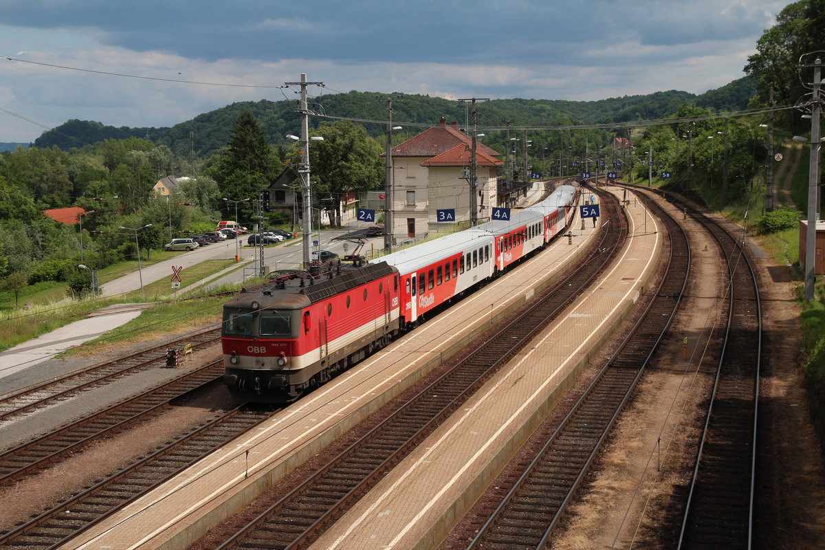 Feiertagsruhe am 1.6.2020 im Bahnhof Spielfeld-Straß. 
Lediglich der D352 nach Graz Hbf bespannt mit 1144 250 wartet auf die Abfahrt. Der Fußgängersteg bietet einen tollen Überblick über den schwungvollen Grenzbahnhof nahe der slowenischen Grenze.