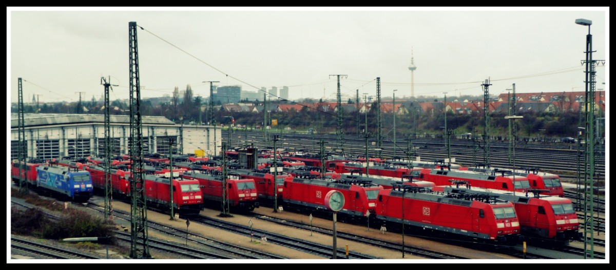 Feiertagsruhe im Rbf Mannheim.
Viele Loks von DB Schenker sind unter sich, Traxx in Überzahl, aber auch 155er, 140er, 145er, ein Albatros der Baureihe 152 sowie weitere Loks sind anzutreffen.
Gesehen am 26.12.2013 (Bild wurde von der öffentlichen Fußgängerbrücke welche über den Rbf führt gemacht) 