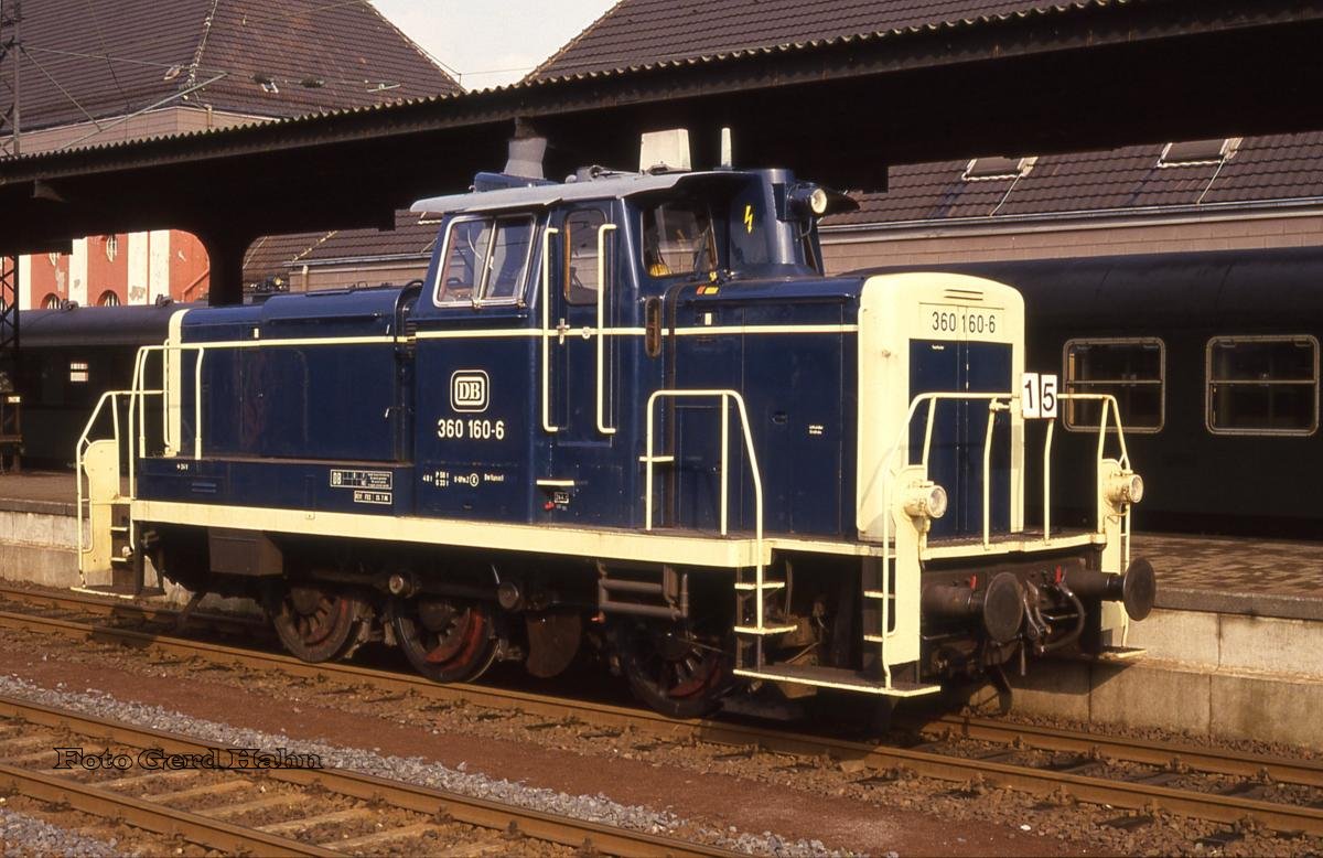 Fein heraus geputzt glänzte am 1.3.1988 Rangierlok 363160 im Bahnhof Hamm in Westfalen.