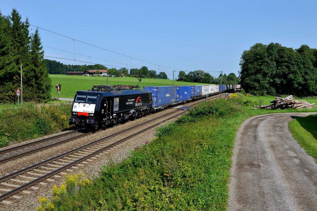 Feindliche Übernahme am Ekol? Mitnichten. Aktuell nutzt Lokomotion die 189 924 von MRCE, die TXLogistik an den Lokvermieter kürzlich zurückgab. Die seitliche Beschriftung wurde noch nicht entfernt, dafür gab es eine gründliche Wäsche. Am 26. August 2017 konnte ich ES 64 F4 - 024 vor dem DGS 41857 nach Triest ablichten.