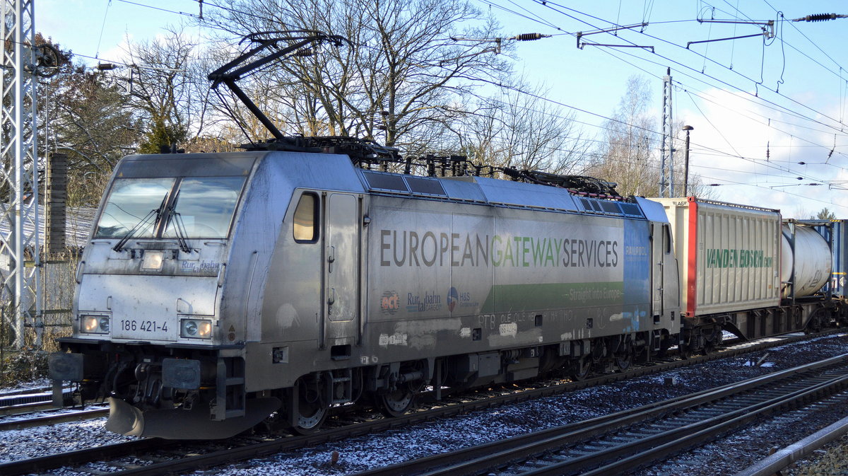 Feinstaubbelastung der Luft? was immer diese Railpool-Lok 186 421-4 der Rurtalbahn Cargo derartig verschmutzt hat, sie hätte dringend ein Wäsche verdient, hier am 05.02.18 mit Containerzug Richtung Frankfurt/Oder in Berlin-Hirschgarten.