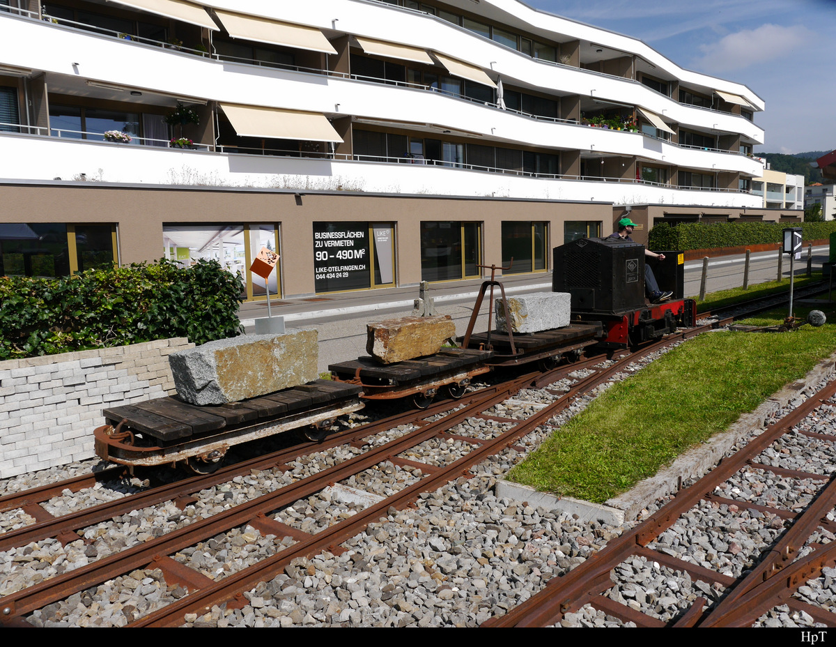 Feld und Werkbahn Freunde in Otelfingen am Tag der offenen Tür unterwegs mit einer O & K MBA RL1a und 3 Lohren beladen mit Steinen auf dem Areal in Otelfingen am 14.09.2019