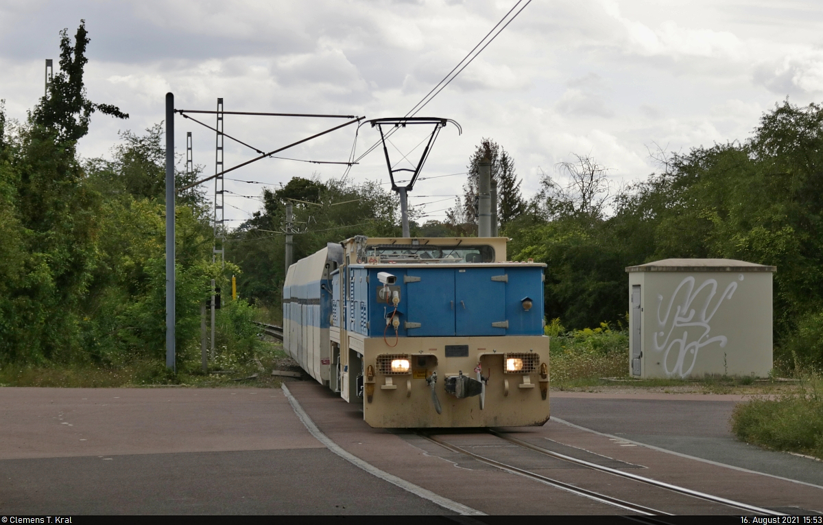 Feldbahn des Sodawerks Bernburg
Lok 2 ist auf dem Weg zur nächsten Beladung im Bernburger Kalksteinbruch und wurde etwa auf halber Strecke am unbeschrankten Bahnübergang Am Felsenkeller aufgenommen.
Die Sicht für den Lokführer dürfte nicht die beste sein. Daher ist vor der Lok noch eine Kamera angebracht.

🧰 Solvay Chemicals GmbH
🕓 16.8.2021 | 15:53 Uhr