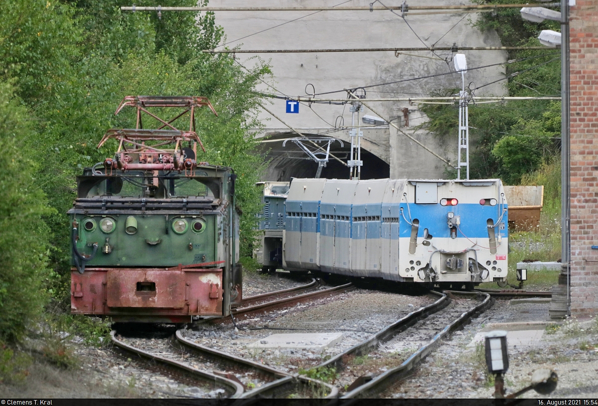 Feldbahn des Sodawerks Bernburg
Nachschuss auf den Vier-Wagen-Zug, der auf Höhe der Werkstatt in einen 70 Meter langen Tunnel eintaucht. Seit 2006 werden moderne Loks des Herstellers Schalker Eisenhütte eingesetzt. Ein Exemplar der zuvor verkehrenden EL 3 von LEW ist dort noch abgestellt.
Tele-Aufnahme von der Straße Am Felsenkeller.

🧰 Solvay Chemicals GmbH
🕓 16.8.2021 | 15:54 Uhr