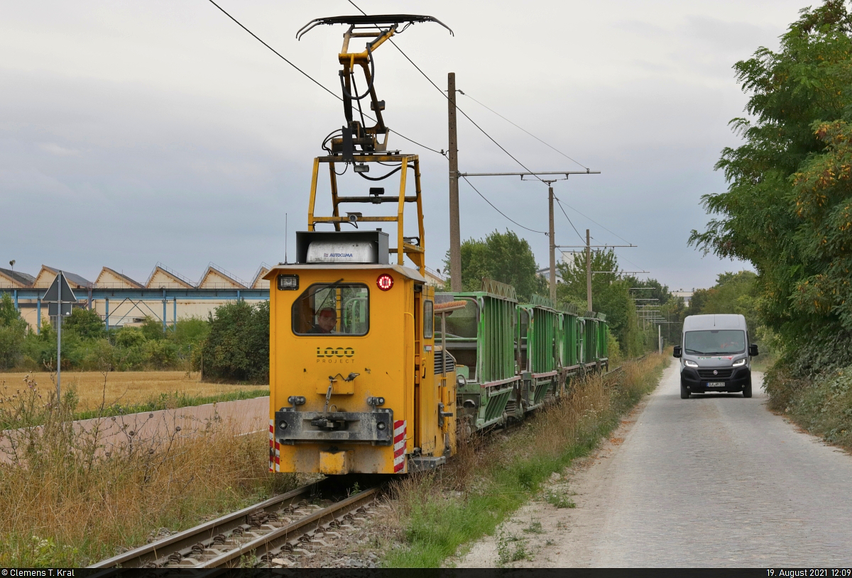 Feldbahn des Sodawerks Staßfurt
Auf 600 mm Spurbreite und 2 Kilometern Länge wird in Staßfurt Kalkstein zum Ciech Sodawerk befördert. Den Transport übernimmt die Firma Wesling. Vor etwa zwei Jahren beschaffte sie beim Hersteller Locoproject s.r.o. zwei neue Werkloks. Eine von ihnen macht sich gerade mit leeren Wagen auf den Weg zum Verladebunker und fährt dabei an einem firmeneigenen Nutzfahrzeug vorbei.

🧰 Wesling Handel und Logistik GmbH & Co. KG
🕓 19.8.2021 | 12:09 Uhr
