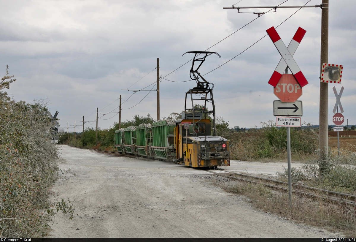 Feldbahn des Sodawerks Staßfurt
In staubiger Umgebung hat Lok 5 eine neue Ladung Kalkstein am Haken und wurde von mir kurz vor der Brücke über die Bahnstrecke Schönebeck–Güsten (KBS 335) erwartet. An dieser Stelle zweigt die Ladestraße zum normalspurigen Gleisanschluss ab. Stop-Schilder und Andreaskreuze warnen den regen LKW-Verkehr daher vor der Bahn.

🧰 Wesling Handel und Logistik GmbH & Co. KG
🕓 19.8.2021 | 14:31 Uhr