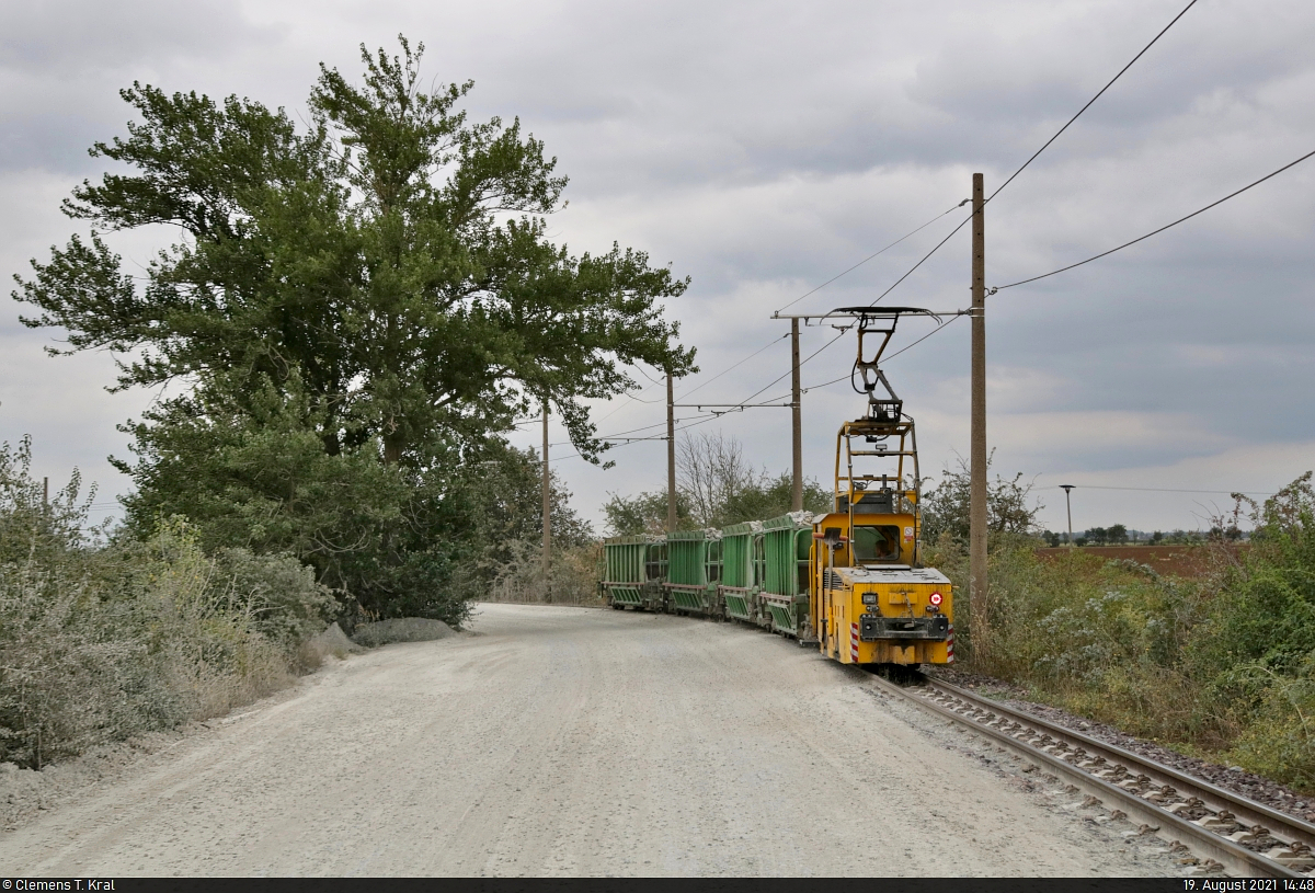 Feldbahn des Sodawerks Staßfurt
Lok 4 (?) befährt den ersten Gleisbogen nach der Abfahrt vom Verladebunker. Neben der gesamten Strecke verläuft eine Straße für LKW.

🧰 Wesling Handel und Logistik GmbH & Co. KG
🕓 19.8.2021 | 14:48 Uhr