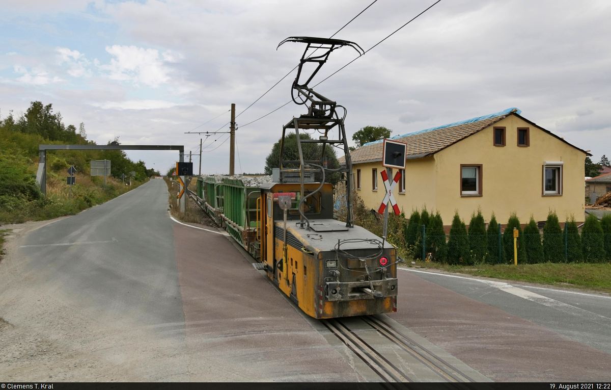 Feldbahn des Sodawerks Staßfurt
Lok 5 befährt nach der Beladung den unbeschrankten Bahnübergang Atzendorfer Straße/Thomas-Müntzer-Straße in Staßfurt und wird gleich im Sodawerk eintreffen.
Ich habe mich hierfür auf dort lagernde Steinplatten gestellt.

🧰 Wesling Handel und Logistik GmbH & Co. KG
🕓 19.8.2021 | 12:22 Uhr