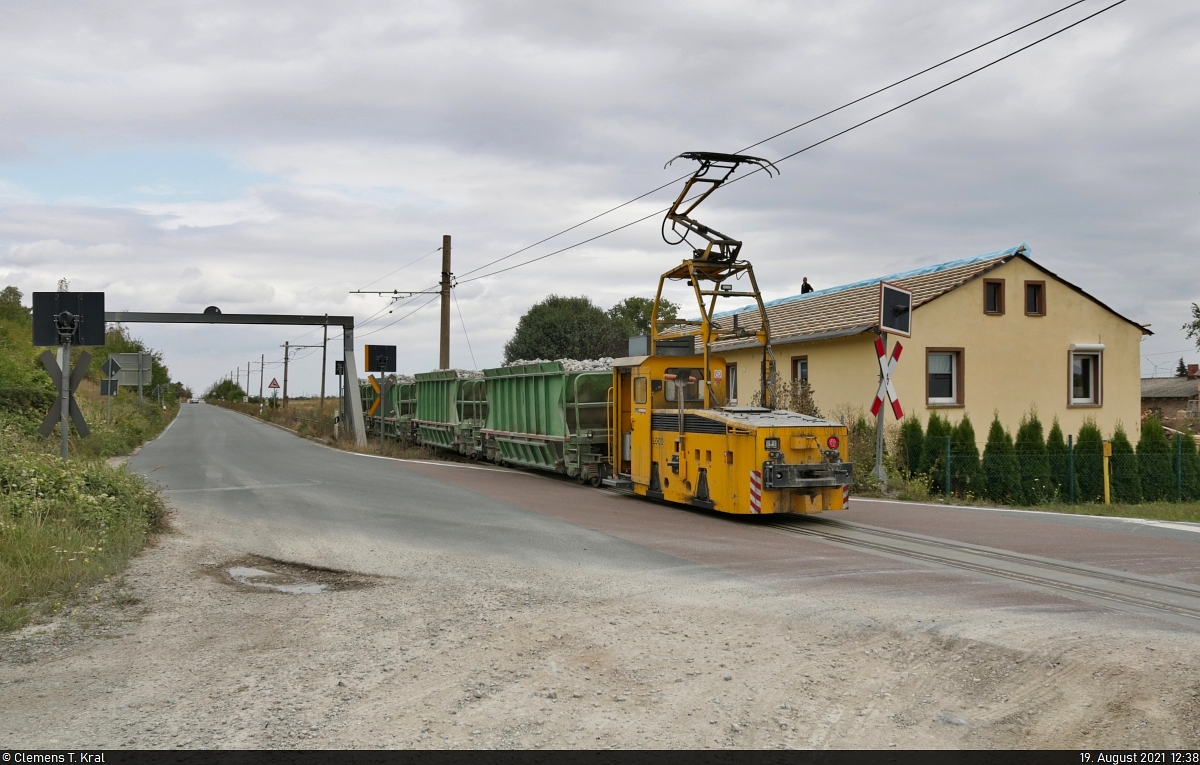 Feldbahn des Sodawerks Staßfurt
Unermüdlich drehen die beiden Kleinloks ihre Runden, um das Sodawerk mit Kalkstein zu versorgen. Im Normalbetrieb fahren die Züge stets hintereinander, damit sie sich auf der eingleisigen Strecke nicht behindern. Soeben überquert der zweite volle Zug die Atzendorfer Straße/Thomas-Müntzer-Straße.

🧰 Wesling Handel und Logistik GmbH & Co. KG
🕓 19.8.2021 | 12:38 Uhr