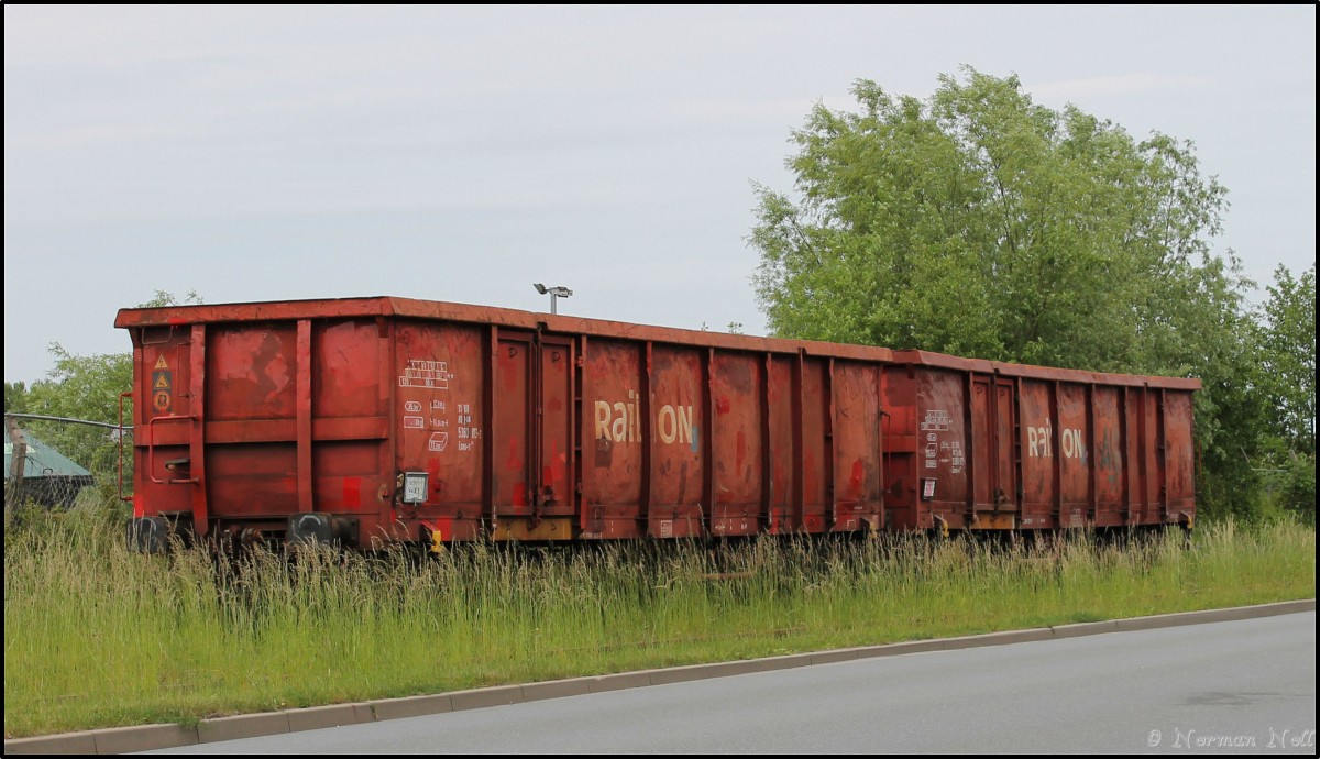 Feldbahn???  Nein zwei abgestellte Hochbordwagen beladen mit Schrott warten auf dem Privaten Gleis der INTERSEROH Jade-Stahl GmbH (Südgleis) darauf abgeholt zu werden.             23/05/2014 Wilhelmshaven