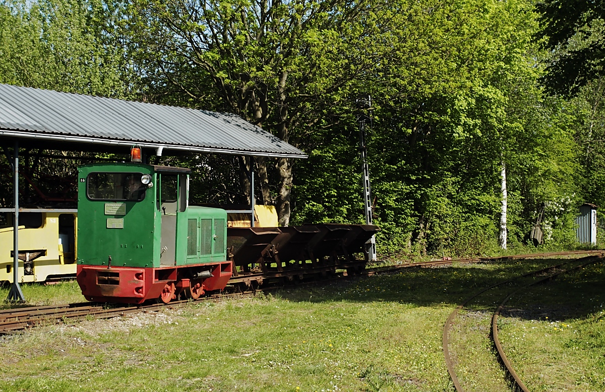 Feldbahnmuseum Oekoven: Lok 34 (Schöma 1963/2687 ex Joseph Itschert & Söhne KG Wirges/Westerwald, später AGROB/St. Augustin) rangiert am 22.04.2019 im Feldbahnmuseum
