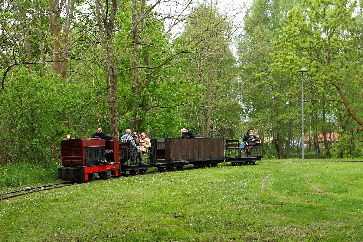 Feldbahnromantik auf 500 mm Spurweite beim 1. Märkischen Feldbahnfest am 10.05.2015 im Ziegeleipark Mildenberg.