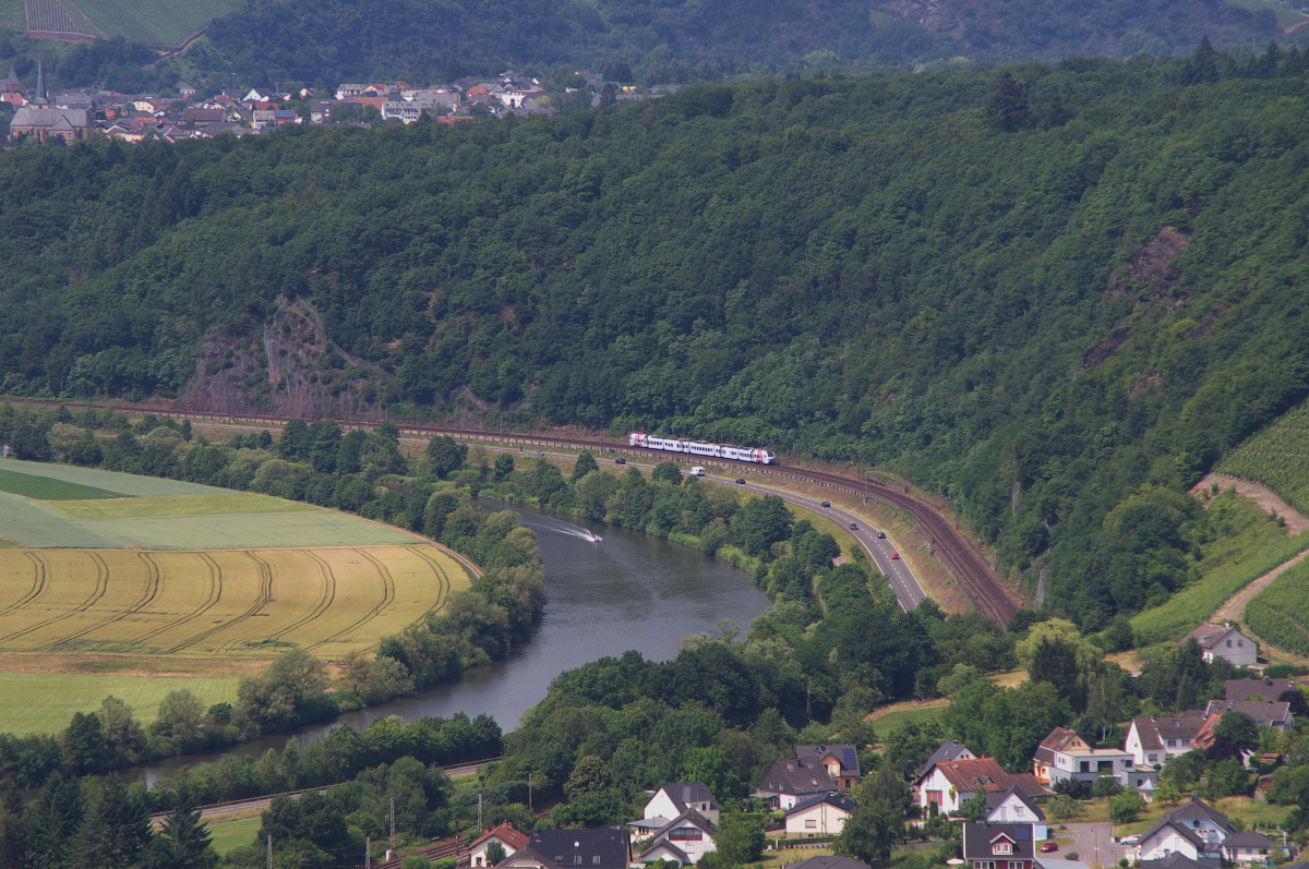 Felder, Felsen, Wald und Weinberge und natürlich die Saar beherrschen das Landschaftsbild im unteren Saartal. Ein  SÜWEX Flirt der Baureihe 429.1 ist im Saartal als RE nach Koblenz unterwegs, hier zwischen Serrig und Saarburg. Bahnstrecke 3230 Saarbrücken - Karthaus am 28.06.2015
