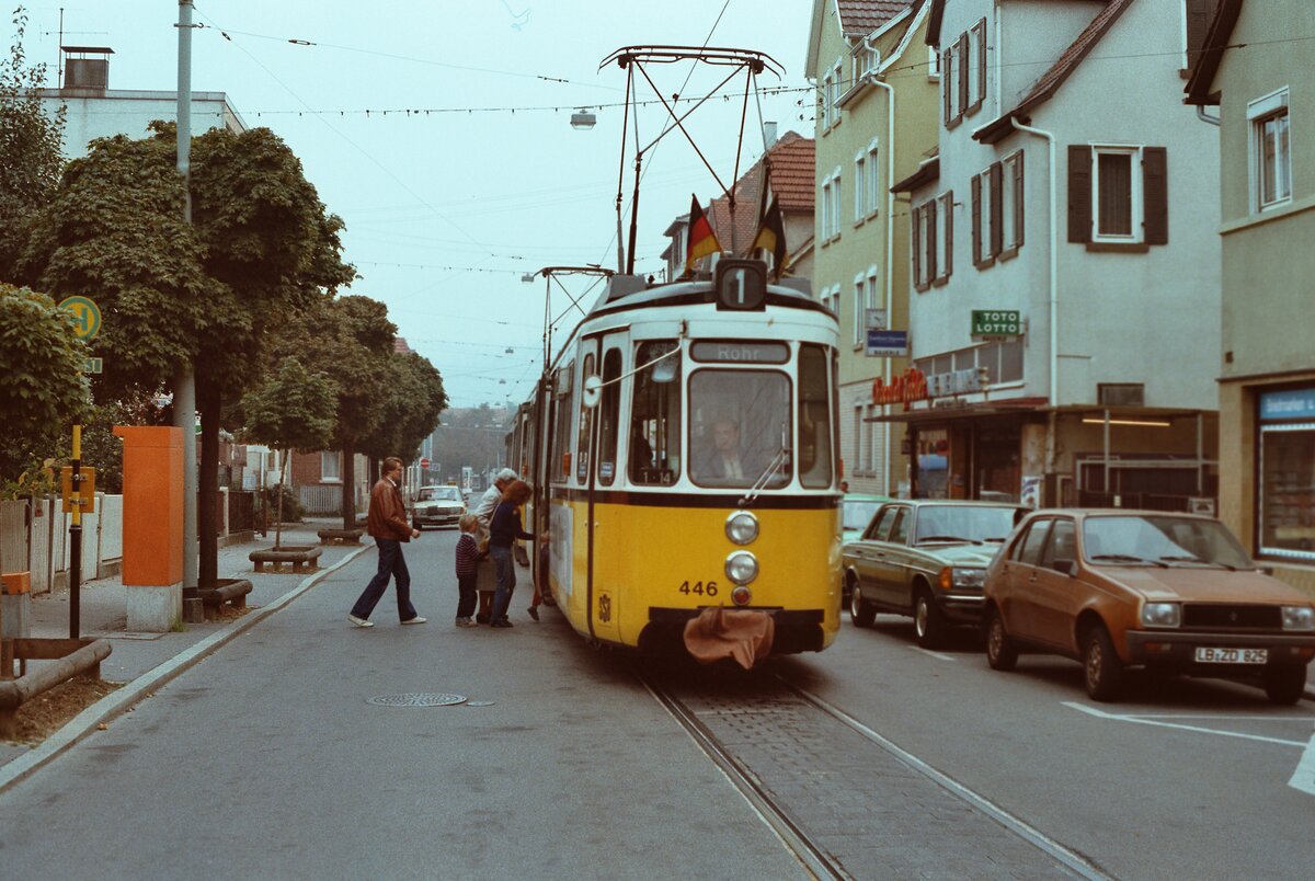 Fellbach hatte früher vor der Stadtbahnzeit eine langgezogene Straßenbahnschleife. Der GT4 Zug der SSB befindet sich hier bei der Station Stuttgarter Platz (1983)