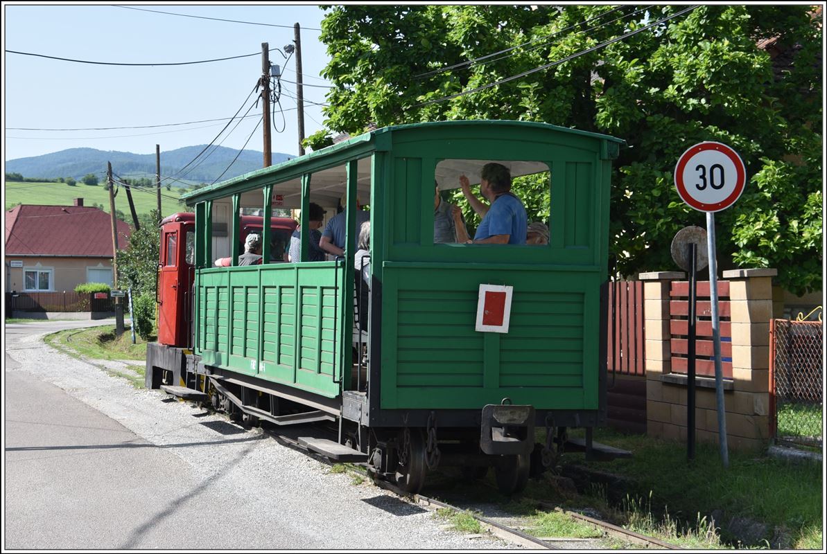 Felsötárkány Állami Erdei Vasút. Die kleine Bahn auf 760mm bewegt sich meistens im dichten Wald und steigt bis zur Endstation 95m in die Höhe. (12.06.2018)