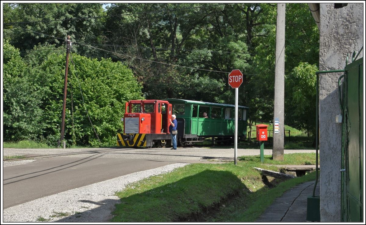 Felsötárkány Állami Erdei Vasút. Die Fahrt kann losgehen über die Reststrecke von 5km eines ursprünglichen Netzes von 50km, Der heutige Endpunkt Stimecz-hás ist ein beliebter Picknickplatz und Ausgangspunkt verschiedener Wanderwege in dem weitläufigen Waldgebiet. Strassen¨übergänge werden von Hand gesichert. (12.06.2018)