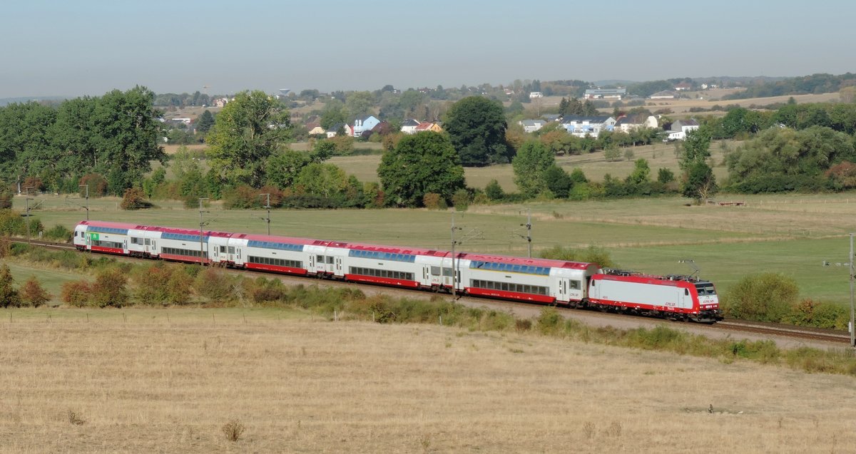Fennange - 22. September 2020 : Traxx 4011 mit eine Dosto Garnitur am RE 409 Rodange - Troisvierges kurz vor Bettemburg.