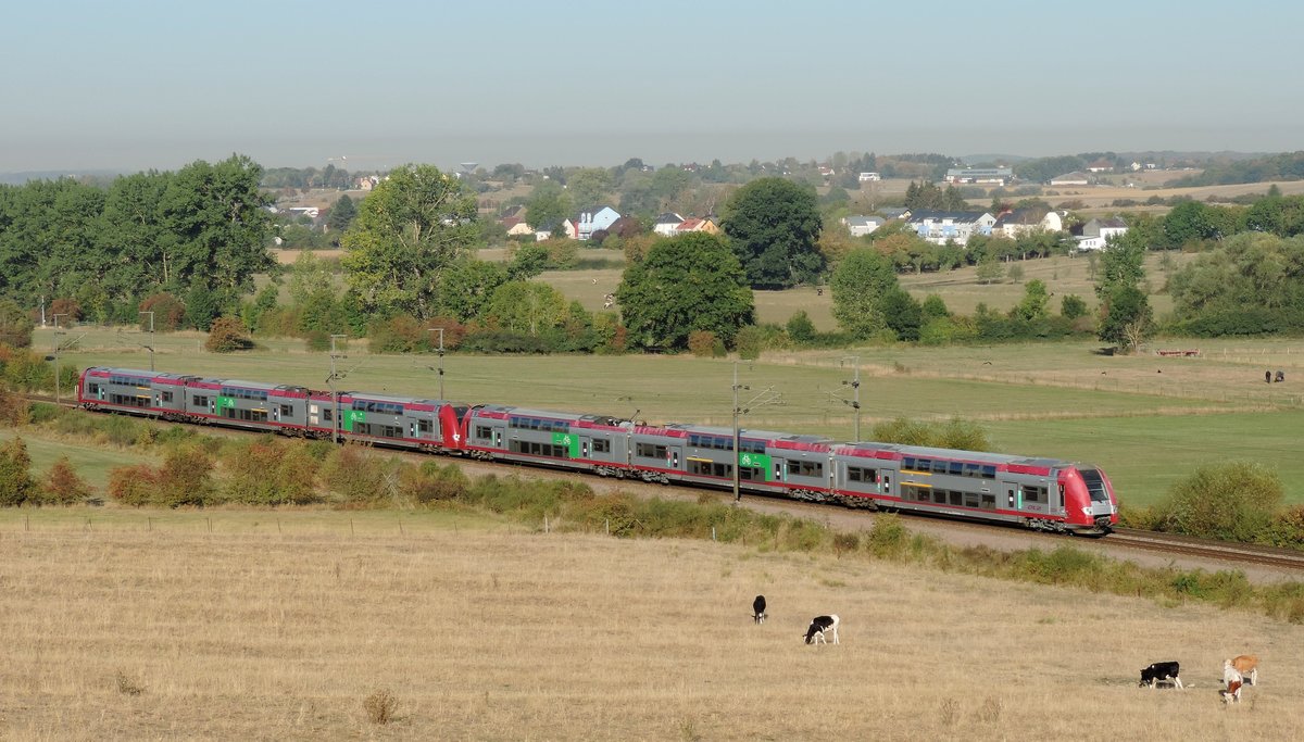 Fennange - 22. September 2020 : Z2N 2204 mit eine unbekannten Z2N am RB 6835 Petange - Dommeldange kurz vor Bettemburg.