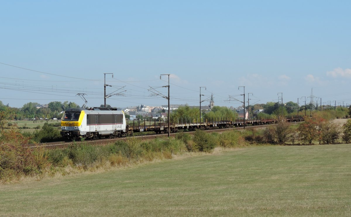 Fennange - 22. September 2020 : die 3013 mit dem  Güterzug 36009 in Richtung Belval hat soeben Bettemburg verlassen.