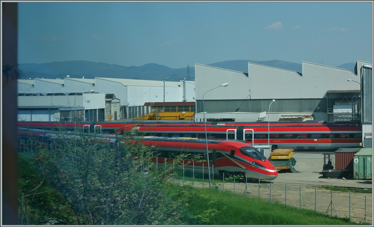 Fensterblick in Pistoia: Hier werden die für meine Geschmack wohl schönsten Hochgeschwindigkeitszüge gebaut. Und der ETR geht ab 14. Juni mit drei Zugspaaren als  Frecciarossa 1000  in den Planeinsatz.
21. April 2015