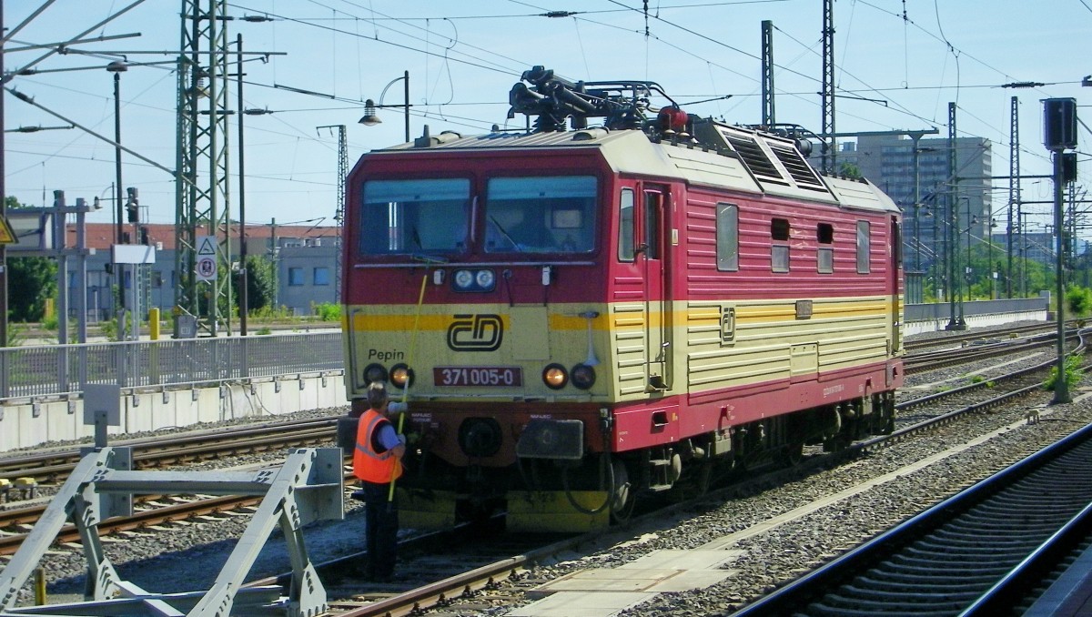 Fensterputz bei der 371 005-0 (Pepin) auf dem  Ruhegleis , damit bei nchsten Einsatz an einem EC Richtung Tschechien wieder klare Sicht herrscht. (17.8.2013)