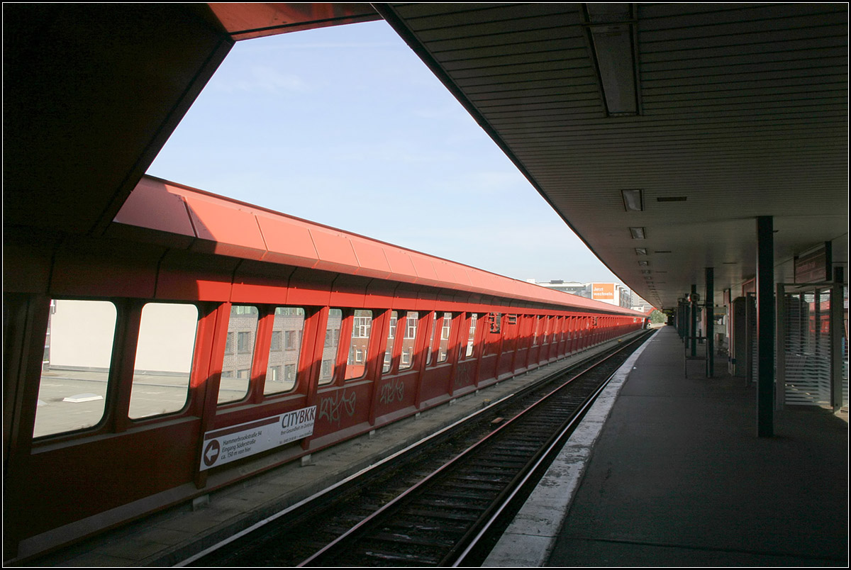 Fensterwand neben den Gleisen -

Licht und Schatten in der S-Bahnstation  Hammerbrook . Bei der Eröffnung in den achziger Jahren wirkte die Station sehr modern und futeristisch. Heute ist eher ein Dokument des damaligen Zeitgeistes in der Architektur. 

15.07.2007 (M)

