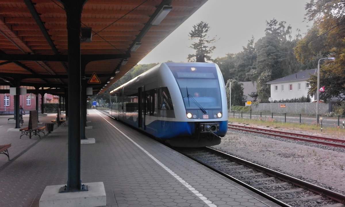 Ferien auf Usedom. Da kam ich natürlich nicht darum herum, einige Bilder der Usedomer Bäderbahn UBB zu machen, die ganz Usedom mit dem Festland verbindet. Tagsüber fahren die Züge im Zweistundentakt bis nach Stralsund.
Der Triebzug 646 111 ist gerade aus Züssow gekommen und wird nächstens seine Fahrt nach Swinemünde / Świnoujście Centrum fortsetzen.

Seebad Heringsdorf, 13.07.2018