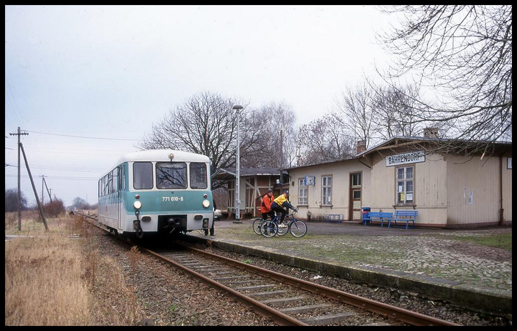 Ferkeltaxe 771010 hält hier auf der Fahrt von Schönebeck nach Blumenberg am 24.1.1999 um 14.25 Uhr in Bahrendorf. - Der Triebfahrzeugführer gab mir die Zeit, schnell auszusteigen und ein Foto zu machen. Eine kleine Erinnerung an den heute dort nicht mehr bestehenden Personenverkehr auf der Schiene.