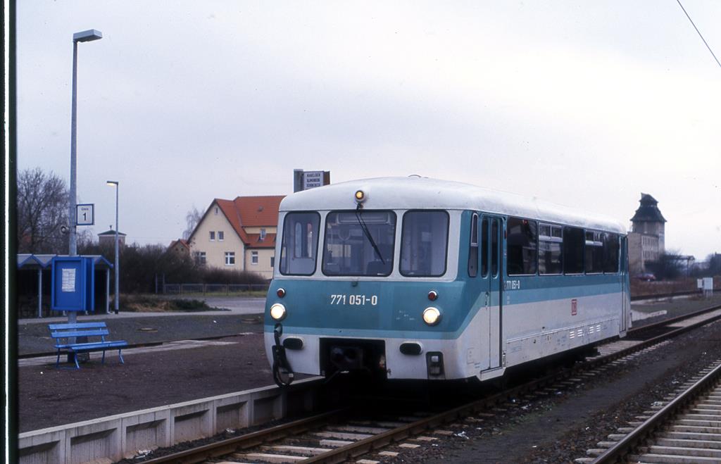 Ferkeltaxe 771051 steht hier am 24.1.1999 abfahrbereit als RB nach Blumenberg im Bahnhof Eilsleben.