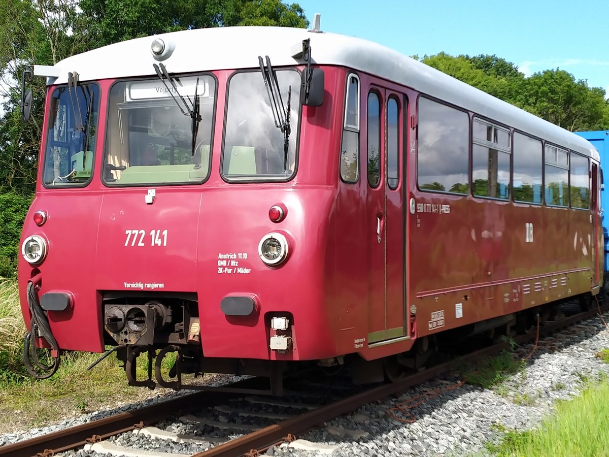 Ferkeltaxe 772 141 der PRESS , abgestellt im Bahnhof Putbus , fährt u.a. auf der Strecke Bergen - Lauterbach auf Rügen. ( 5.9.2020 )