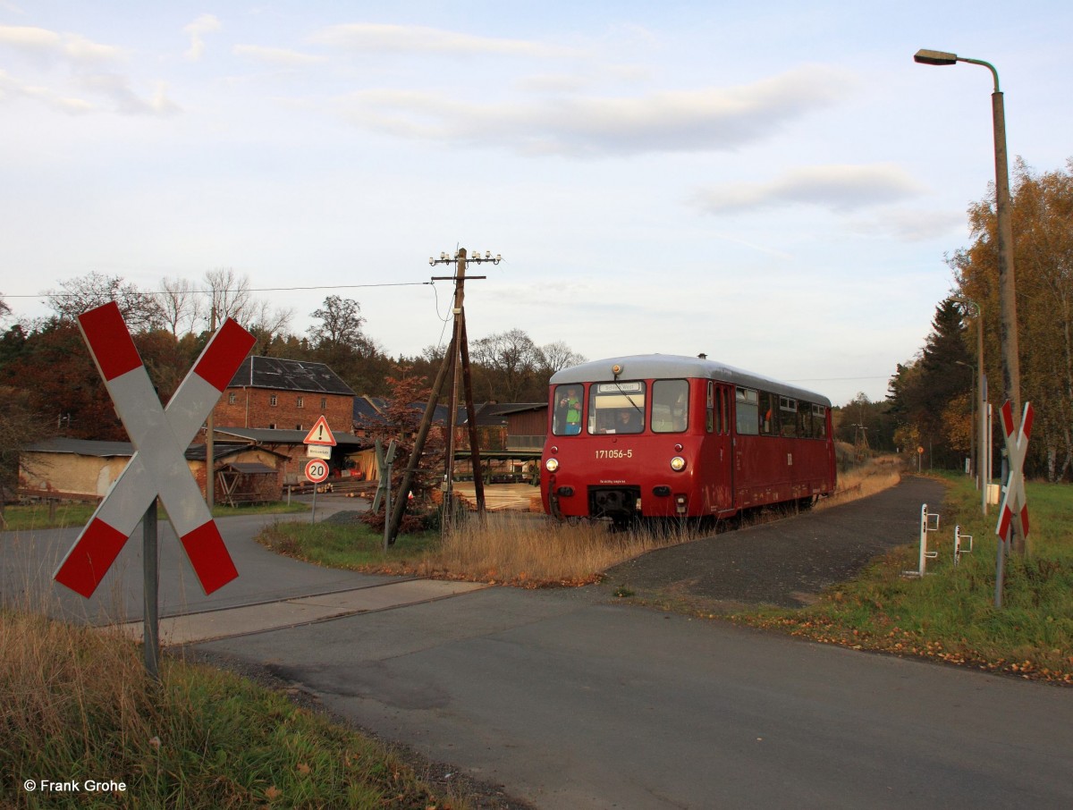  Ferkeltaxe  DR 171 056-5 Förderverein Wisentatalbahn e. V. auf der Fahrt von Schönberg nach Schleiz West, ex KBS 543 Wisentatalbahn Schönberg - Schleiz - Saalburg, fotografiert auf der letzten Fahrt des Tages bei Durchfahrt Hp. Wüstendittersdorf am 26.10.2013