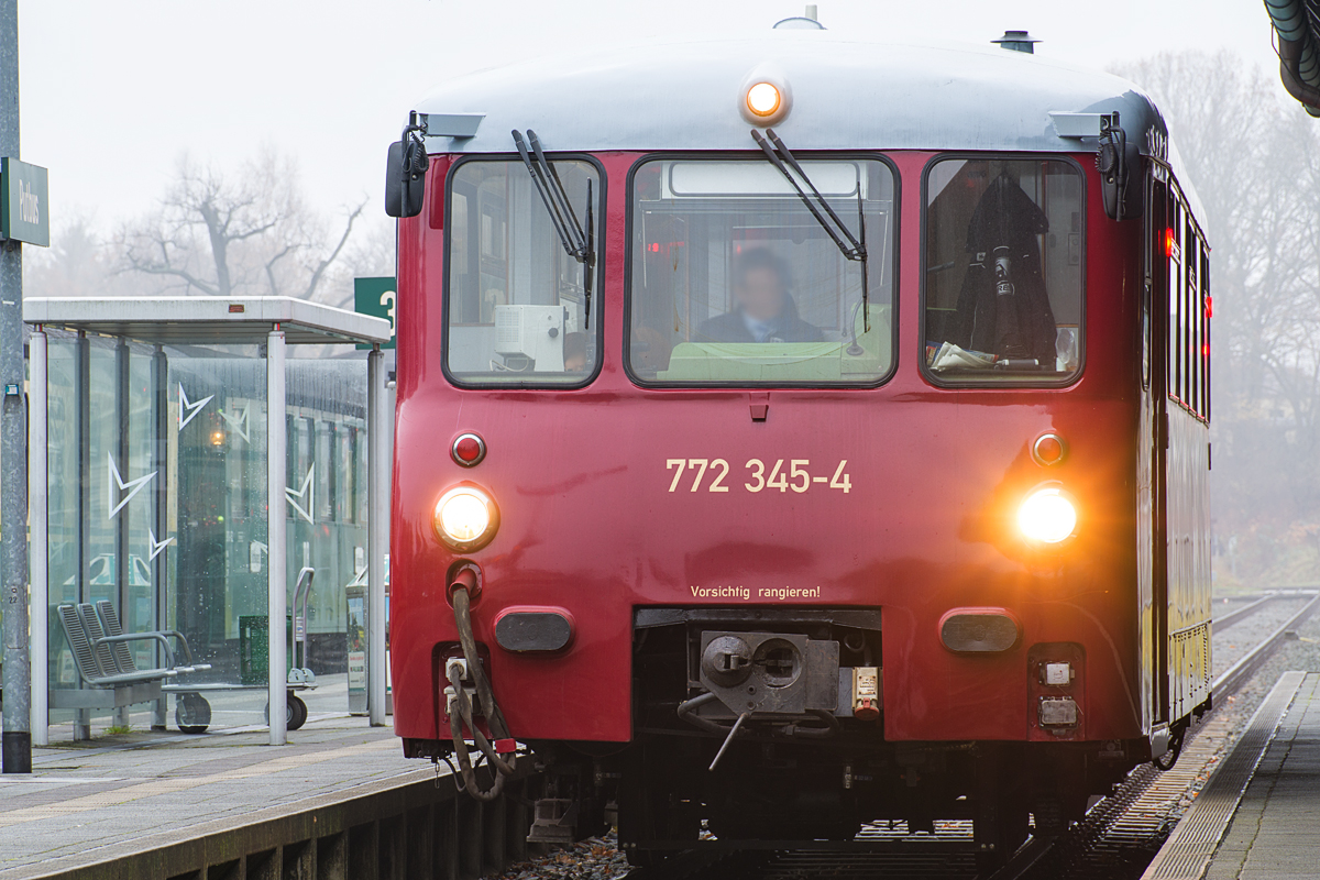 Ferkeltaxi 772 345 der Erfurter Bahnservice GmbH (EBS) am Bahnsteig 1 in Putbus. - 01.12.2018    