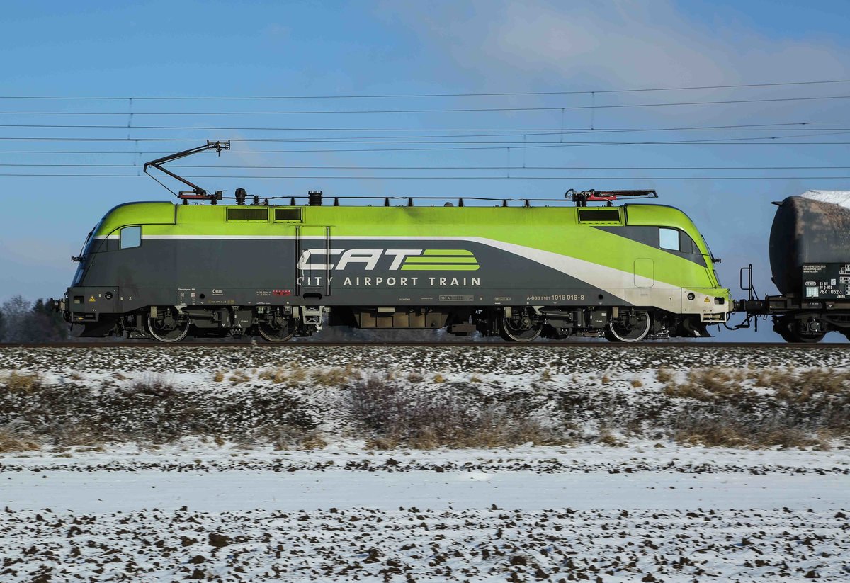 Fern der Heimat vom Flughafen Wien Schwechat kommt der CAT am 15.01.2021 zwischen Badham und Zorneding vorbei.
