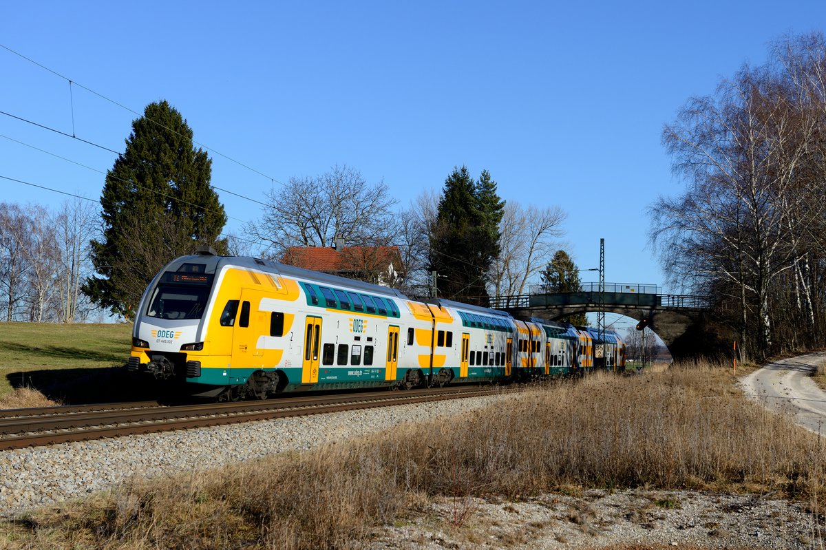 Fernab der Berliner Heimat half der ET 445.102 der ODEG im Meridian Ersatzverkehr aus. Am 30. Dezember 2013 konnte der werktäglich verkehrende M 79028 von Traunstein nach München HBF bei Übersee aufgenommen werden.