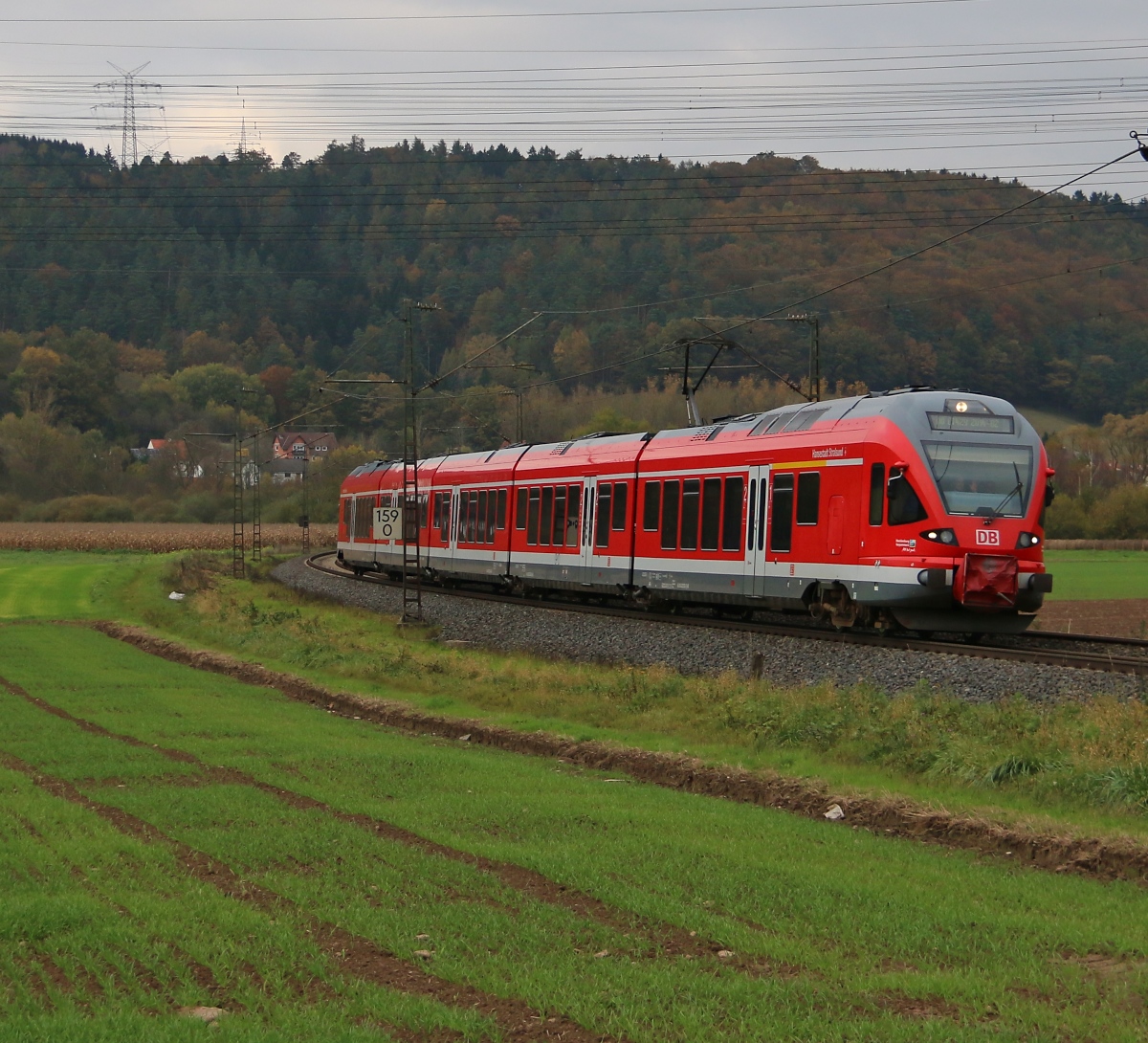 Fernab der Heimat war am 26.10.2014 der 429 028-4  Hansestadt Stralsund  auf der Fahrt gen Süden auf der KBS 610 zwischen Mecklar und Ludwigsau-Friedlos. Eine gern gesehene Abwechslung zu den Flirt-Triebzügen der Cantus Bahn.