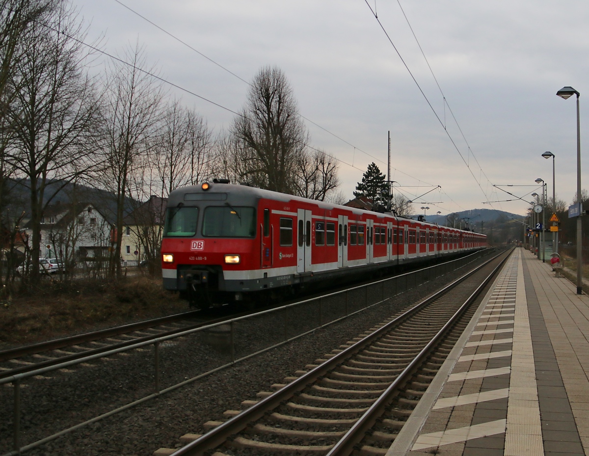Fernab der Heimat waren die Triebzüge 420 488 und 420 969 der S-Bahn Stuttgart, als sie am 20.02.2015 in Richtung Norden durch Wehretal-Reichensachsen kamen.
