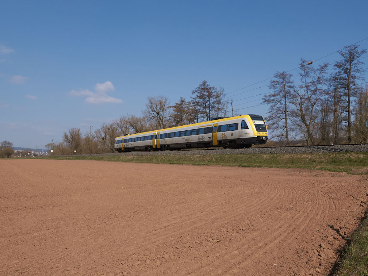 Fernab seiner Heimat war 612 014 am 26.03.2022 auf der Fuldatalbahn unterwegs in Richtung Süden. Hier befand sich der Triebwagen kurz vor dem Ort Unterhaun.