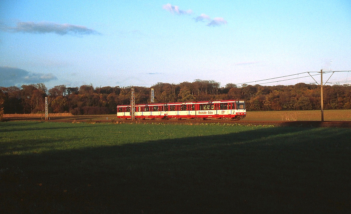 Fernbahnlinien der Düsseldorfer Rheinbahn: Auch die vier Stadtbahnwagen B 4101-4104 wurden mit einem Speiseabteil ausgestattet, jetzt allerdings neudeutsch als Bistro bezeichnet. Hier hat einer dieser Triebwagen mit einem weiteren Stadbahnwagen Mitte der 1990er Jahre als Linie U79 von Duisburg nach Düsseldorf die Haltestelle Froschenteich verlassen. Auf der Duisburger Linie gab es (mit Unterbrechungen) Speisewagen von 1949 bis 1998, während er auf der Linie U76 nach Krefeld am 23.12.2014 nach Auslaufen des Pachtvertrages (vorläufig?) eingestellt wurde.