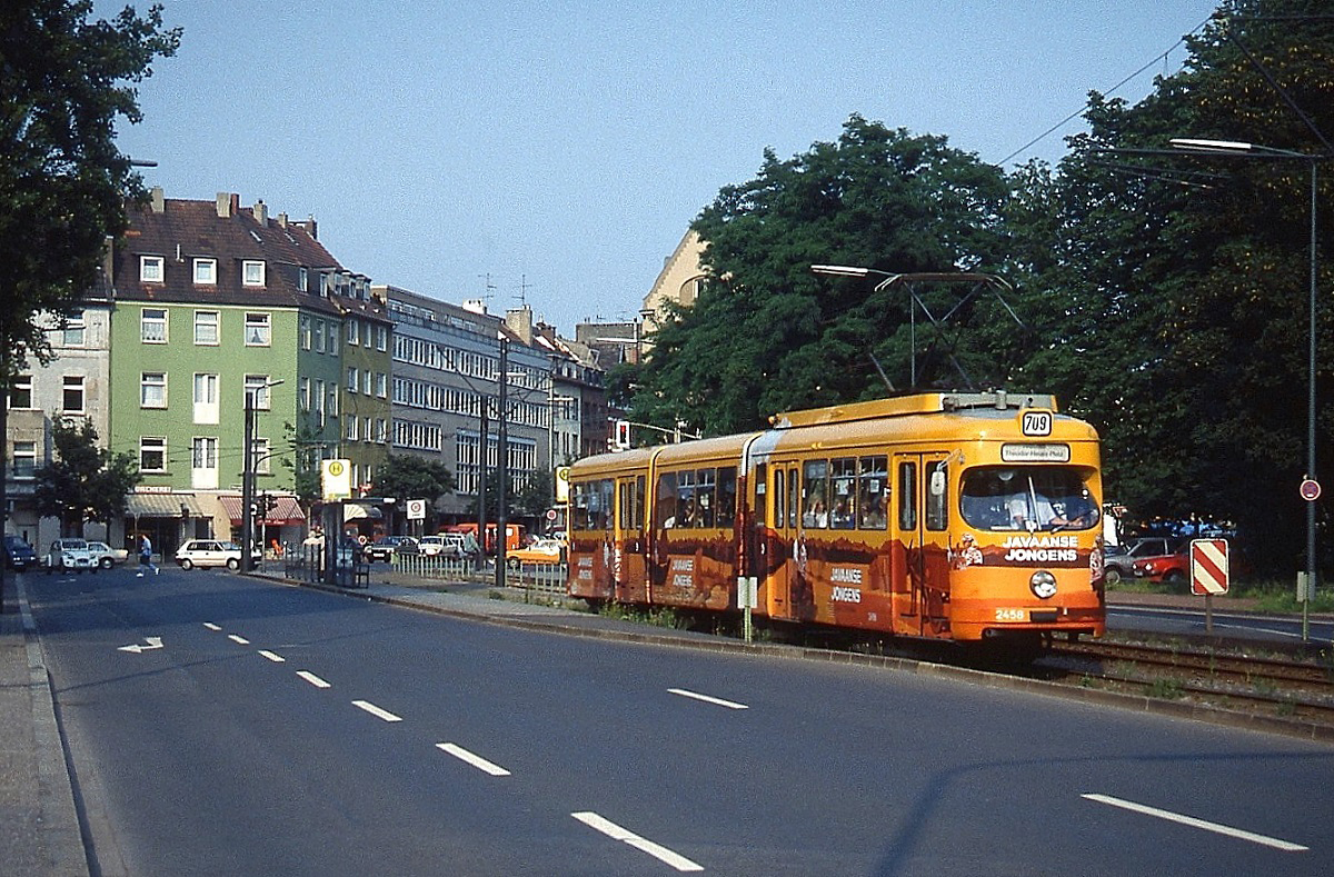 Fernbahnlinien der Düsseldorfer Rheinbahn: Auf den Fernbahnlinien nach Duisburg und  Krefeld setzte die Rheinbahn bis in die 1970er Jahre extra für diese Linien beschaffte Fahrzeuge ein. Vor der Bestellung der Tw 2497-2499 erprobte die Rheinbahn mit den Serien-Achtachsern 2310, 2355 und 2458, ob diese für den Einsatz auf der Überlandlinie geignet sind. Neben einer erhöhten Motorleistung erhielten die Fahrzeuge auch einen zweiten Scheinwerfer. Davon ist nichts mehr zu sehen, als Tw 2458 Mitte der 1990er Jahre (mit einer farblich ansprechenden, aber heute wahrscheinlich politisch nicht mehr korrekten Vollwerbung) auf der Fährstraße nach Neuss unterwegs ist.