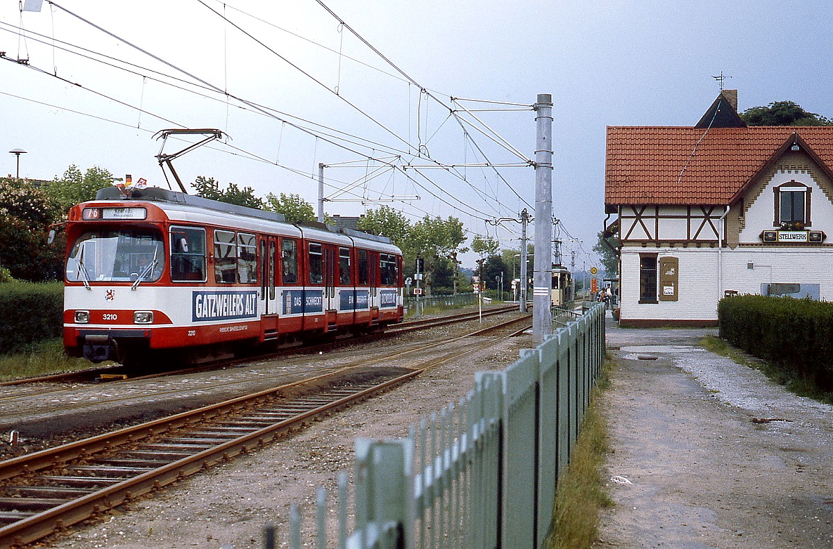 Fernbahnlinien der Düsseldorfer Rheinbahn: Insgesamt 36 GT8S wurden für Einsatz auf Tunnelstrecken zu GT8SU umgebaut, sie erhielten u.a. Klapptrittstufen und eine rechts begradigte Front. Hier verlässt Tw 3210 Ende der 1980er Jahre die Haltestelle Meerbusch-Hoterheide, das frühere Bahnhofsgebäude wird inzwischen als Gaststätte genutzt. Durch den Bau von Hochbahnsteigen hat sich der Charakter der Haltestelle heute völlig verändert.