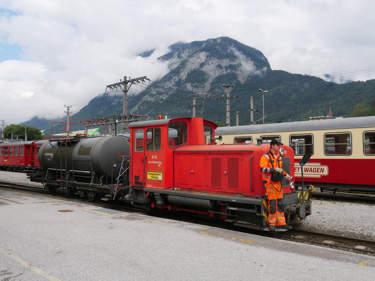 Ferngesteuerte Kleindiesellok D12 (Vmax 20 km/h) der Zillertalbahn mit einem Kesselwagen; Jenbach, 18.06.2018
