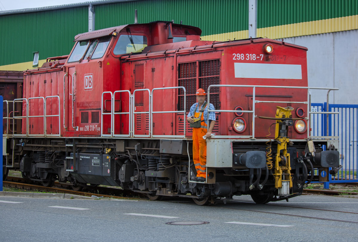 Ferngesteuerte Lok der BR 298 fährt mit Tamns-Wagen gerade durch das Tor des Stralsunder Nordhafens auf dem Weg zum Bahnhof Stralsund Rügendamm. - 19.09.2016