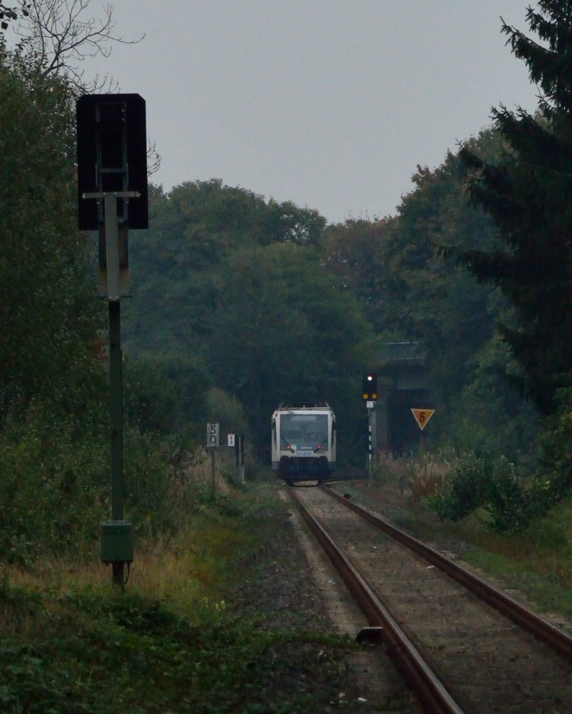 Fernnachschu auf den VT 6.015 alias 654 015-4 der hier gerade auf dem Eisernen Rhein unterwegs als RB 39 zu sehen ist, kurz bevor er die Stadtwaldstrae unterquert. Er ist auf dem Weg nach Mnchengladbach und wird gleich das Industriegebiet Wickrath passieren und dann durch den Rangierbahnhof Rheydt fahren und Rheydt Hbf auf Gleis 4 erreichen. 12.10.2013