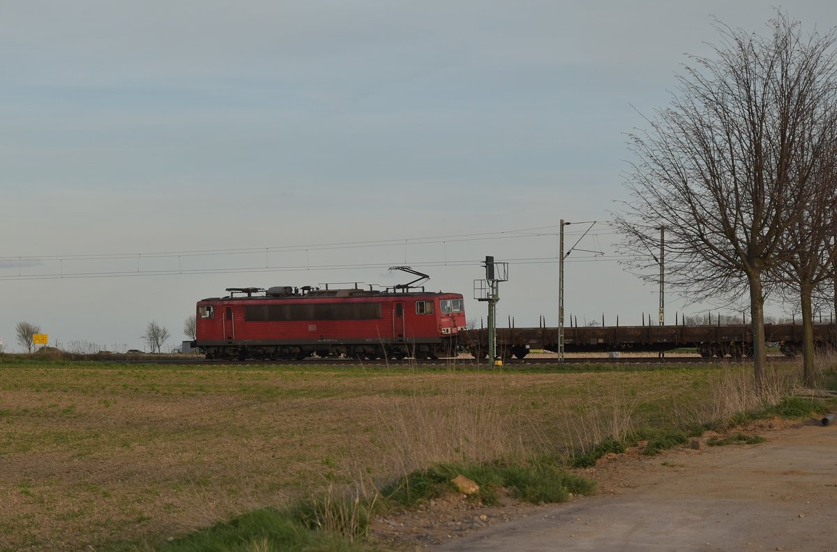 Fernschuß auf die 155 232-2 zwischen Gubberath und Noithausen gen Köln fahrend mit Rungenwagen. Donnerstag 30.3.2017