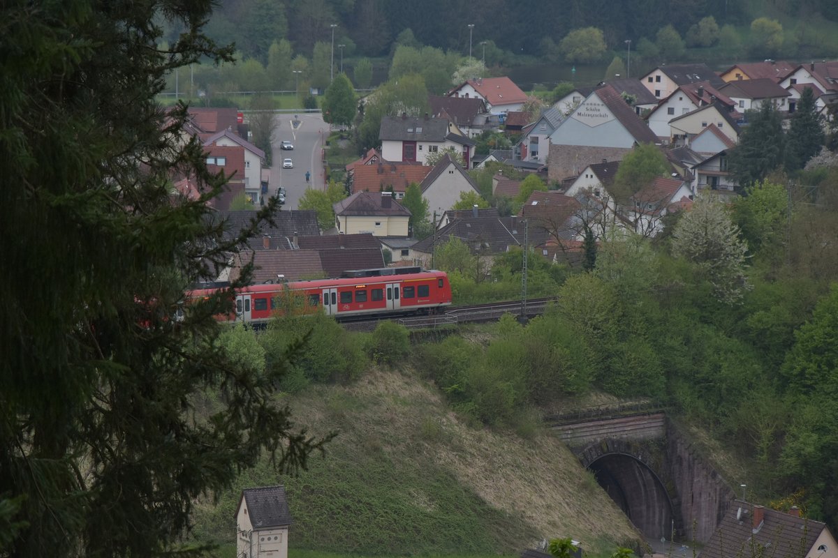 Fernschuß vom Waldweg aus auf einen Neckargerach verlassenden S1 Zug der gen Zwingenberg fährt. 15.4.2017