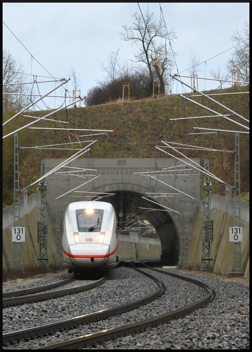 Fernverkehr auf der Frankenbahn: In den Zeiträumen 02.-21.01. und 16.07.-14.12.2024 gibt es wieder sehr bescheidenen Fernverkehr auf der Frankenbahn Würzburg – Stuttgart. Es verkehrt einzig der ICE 119/118 „Bodensee“ Berlin – Innsbruck – Berlin über die sonst nur von Nahverkehrs- und wenigen Güterzügen befahrene Strecke. Hier kommt am verregneten 03.01.2024 der ICE 119 „Bodensee“ mit einem freundlich lichthupenden Lokführer pünktlich aus dem 2019 sanierten Tunnel Wittighausen. Mein Gruß geht hiermit an den netten Tf zurück. 