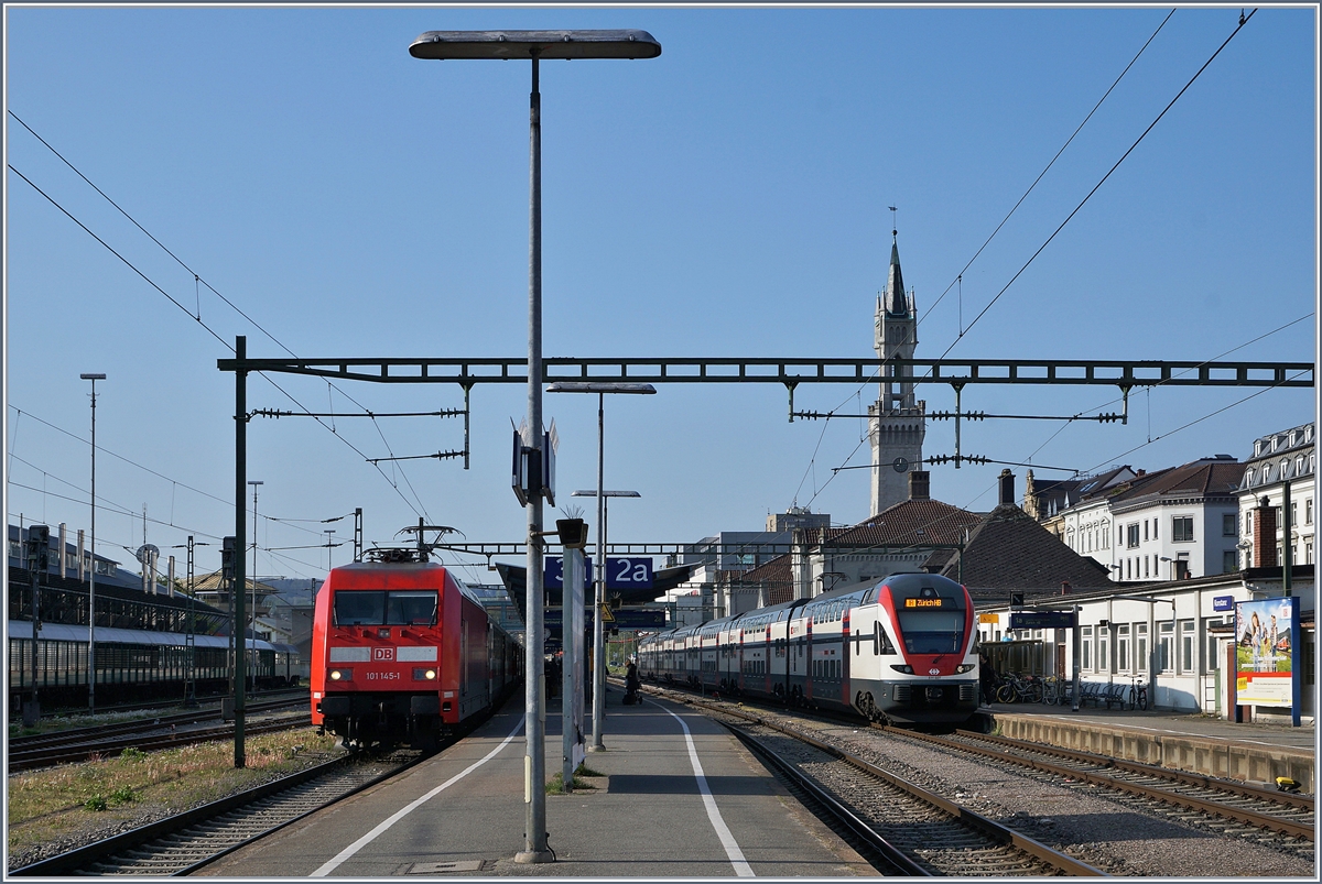 Fernverkehr in Konstanz: die DB 101 451-1 wartet mit ihrem IC 2006 auf Gleis 3 auf die Abfahrt, während auf Gleis 1 der SBB RABe 511 von Zürich eingetroffen ist und als IR 2114 in Kürze zurück fährt.
22. April 2017