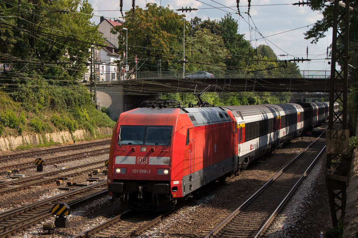 Fernverkehr in Offenburg. 101 098-2 mit einer langen Leine, aufgenommen am 25. Juli 2018.