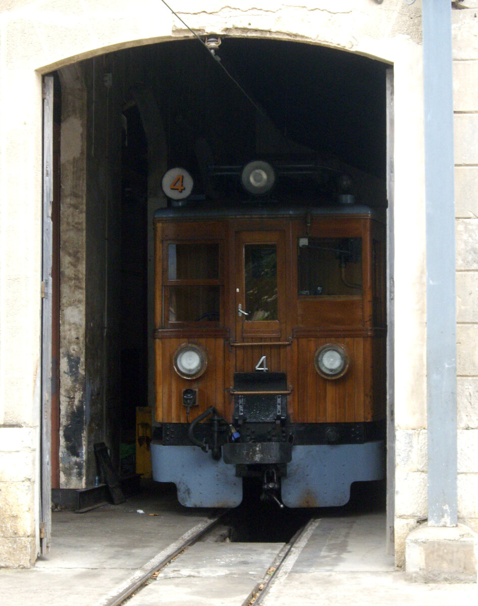 Ferrocarril de Sóller FS, Wagen Nr. 4, eingeparkt im Bahnhof Sóller, 9.10.2013. 